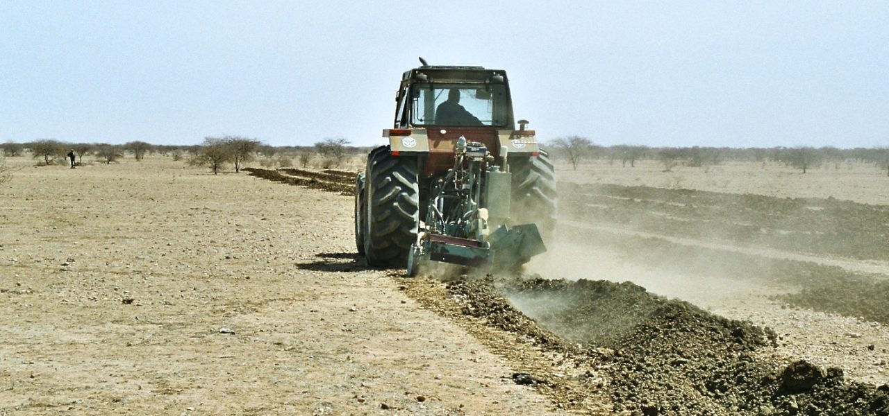 charrue_dauphin_tracteur_valleriani /></span>
<span class=